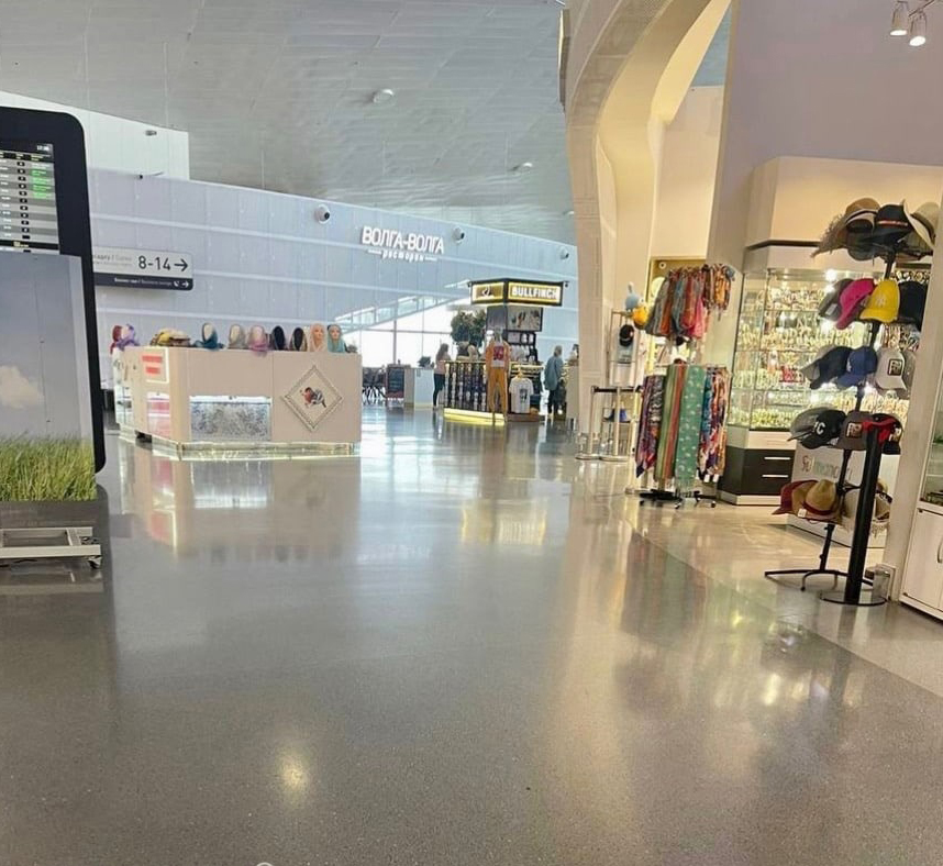 Aeroport jo‘nab ketish zonasida polimer sanoat poli — uzluksiz pol tizimi namunasi